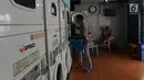 Petugas membantu konsumen menaruh cucian di sebuah laundry koin di Jakarta, Sabtu (8/6/2019). Pada libur Lebaran, jasa laundry ramai didatangi konsumen dengan sekali mencuci dibutuhkan dua koin seharga Rp 30 ribu. (merdeka.com/Imam Buhori)