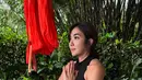 Ia juga tampil kenakan halter top saat jalani yoga. [Foto: Instagram/ Gisel_la]