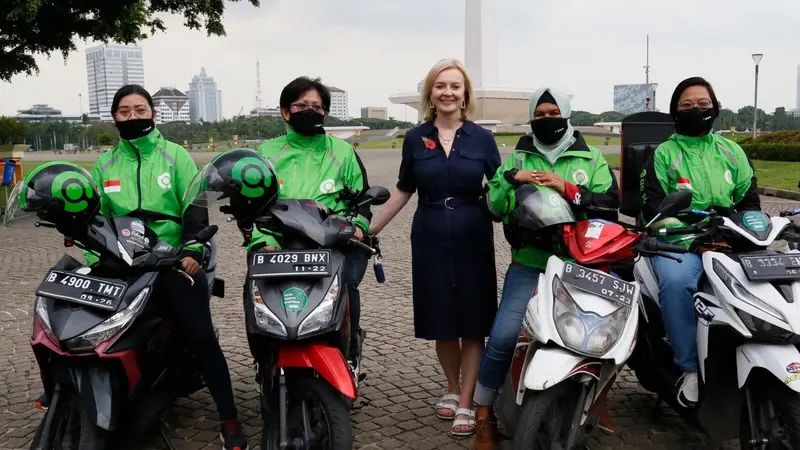 Menlu Inggris Liz Truss bersama para mitra gojek di Monas.