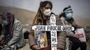 Ruth Morales (36) menunggu kedatangan peti mati suaminya, Juan Paucar Quispe (63), yang meninggal karena komplikasi COVID-19 saat pemakaman di Carabayllo, Lima, Peru, Selasa (25/8/2020). Total kasus COVID-19 di Peru mencapai 600 ribu dengan 407 ribu sembuh dan 27.813 wafat. (AP Photo/Rodrigo Abd)