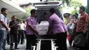 Petugas menurunkan peti jenazah Rodrigo Gularte saat tiba di Rumah Duka RS Carolus, Jakarta, Rabu, (29/4/2015). Jenazah tiba sekitar pukul 12.50 WIB. (Liputan6.com/Helmi Afandi)