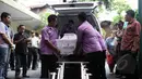 Petugas menurunkan peti jenazah Rodrigo Gularte saat tiba di Rumah Duka RS Carolus, Jakarta, Rabu, (29/4/2015). Jenazah tiba sekitar pukul 12.50 WIB. (Liputan6.com/Helmi Afandi)