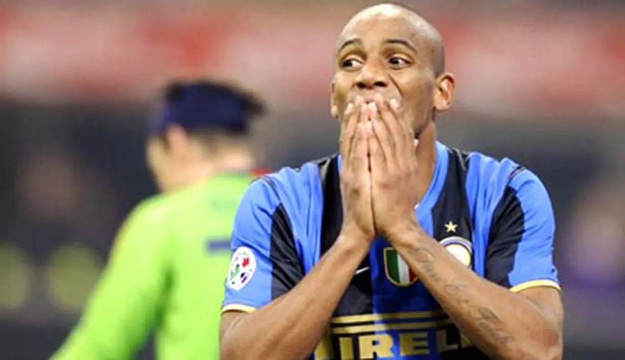 Inter Milan's defender Maicon reacts during the Italian Cup match between Inter Milan and Genoa at San Siro Stadium in Milan, on January 13, 2009. AFP PHOTO/DAMIEN MEYER