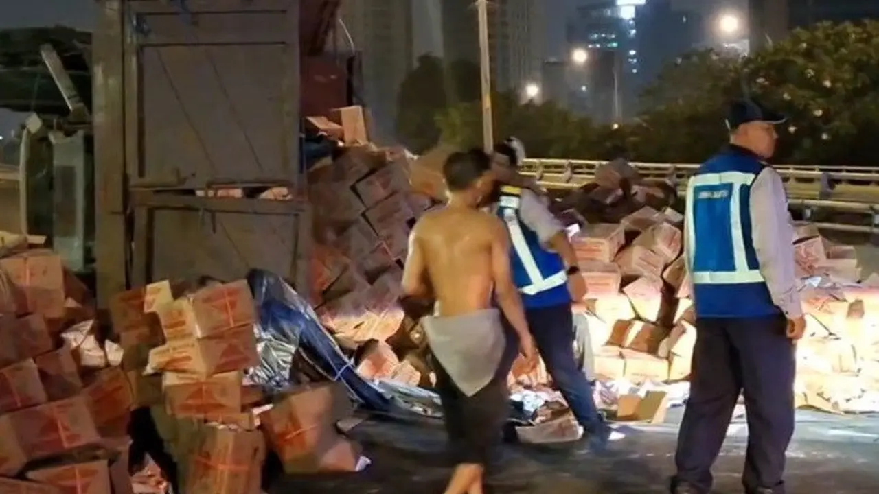Truk muatan tepung terguling di Tol Dalam Kota KM 13+400. (Dok. Antara)