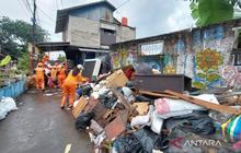 Pemkot Jaktim Gerak Cepat: 25 Ton Pengangkutan Sampah Banjir Kramat Jati Berhasil Tuntas