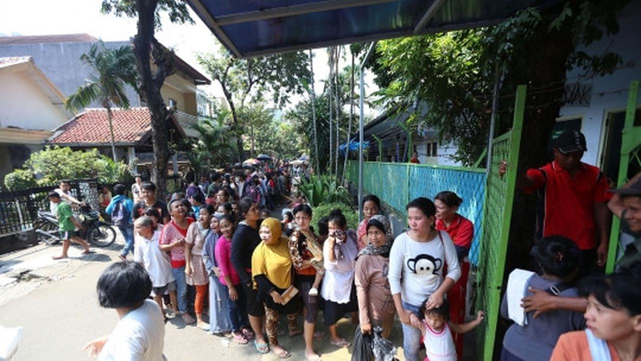 Antusiasme warga borong sembako di pasar murah Yayasan Hati Suci