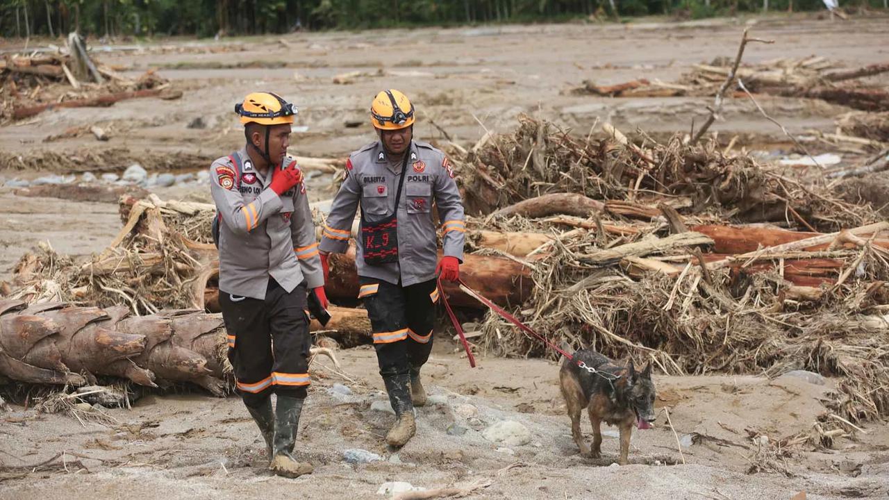 FOTO: Pencarian Korban Banjir Bandang Sumatra Terus Diperluas di Tengah Lonjakan Jumlah Korban