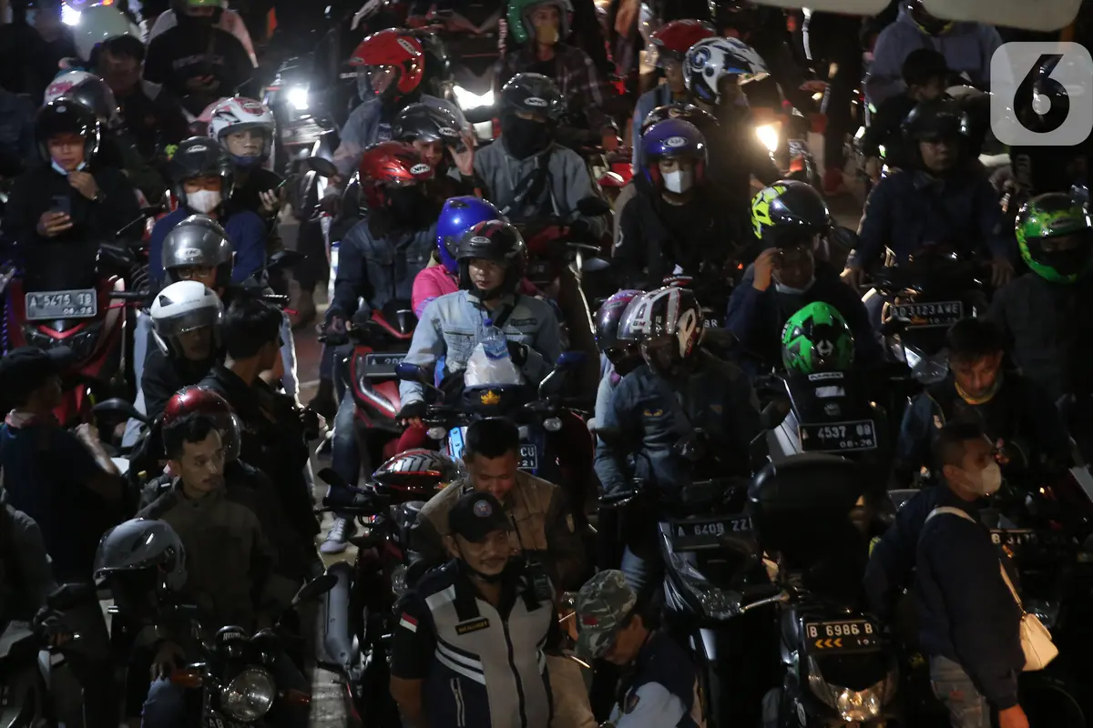 Pemudik sepeda motor padati pelabuhan merak