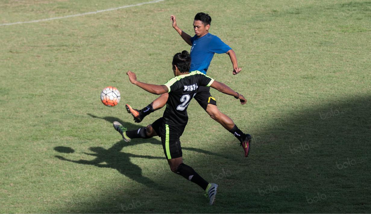 Penyerang Sriwijaya FC, Rizky Dwi Ramadhana, berebut bola dengan pemain Pespa FC. Uji coba ini dilakukan untuk menjaga kondisi fisik para pemain cadangan jelang laga Piala Presiden melawan Borneo FC. (Bola.com.Vitalis Yogi Trisna)