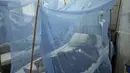 Seorang pasien yang menderita demam berdarah, penyakit yang ditularkan oleh nyamuk, dirawat di bangsal isolasi, di sebuah rumah sakit di Lahore, Pakistan, Jumat (23/9/2022). Pakistan telah mengerahkan ribuan dokter dan paramedis tambahan di provinsi yang paling parah dilanda banjir di negara itu untuk menahan penyebaran penyakit yang telah menewaskan lebih dari 300 orang di antara para korban banjir, kata para pejabat. (AP Photo/K.M. Chaudary)