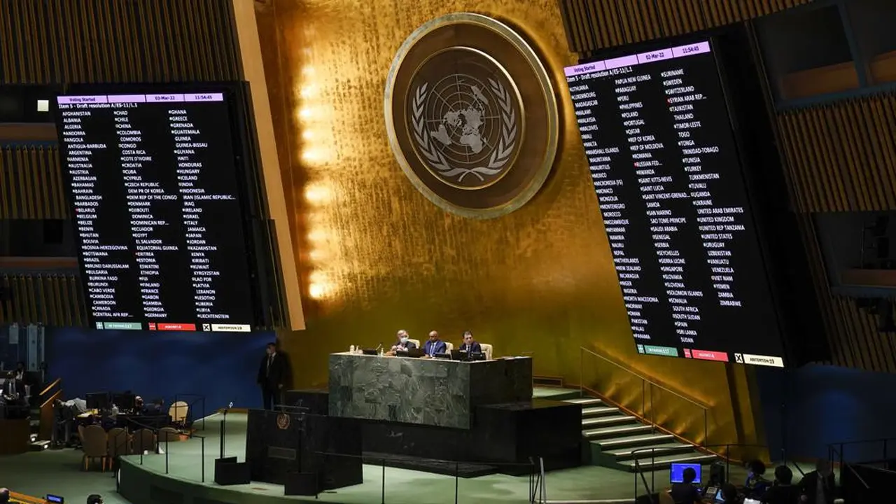 Anggota PBB memberikan suara pada resolusi tentang Ukraina selama pertemuan darurat Majelis Umum di markas besar PBB, Rabu, 2 Maret 2022. (AP Photo/Seth Wenig)