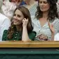Kate Middleton dan Meghan Markle saat hadir di final Wimbledon. (Ben Curtis / POOL / AFP)