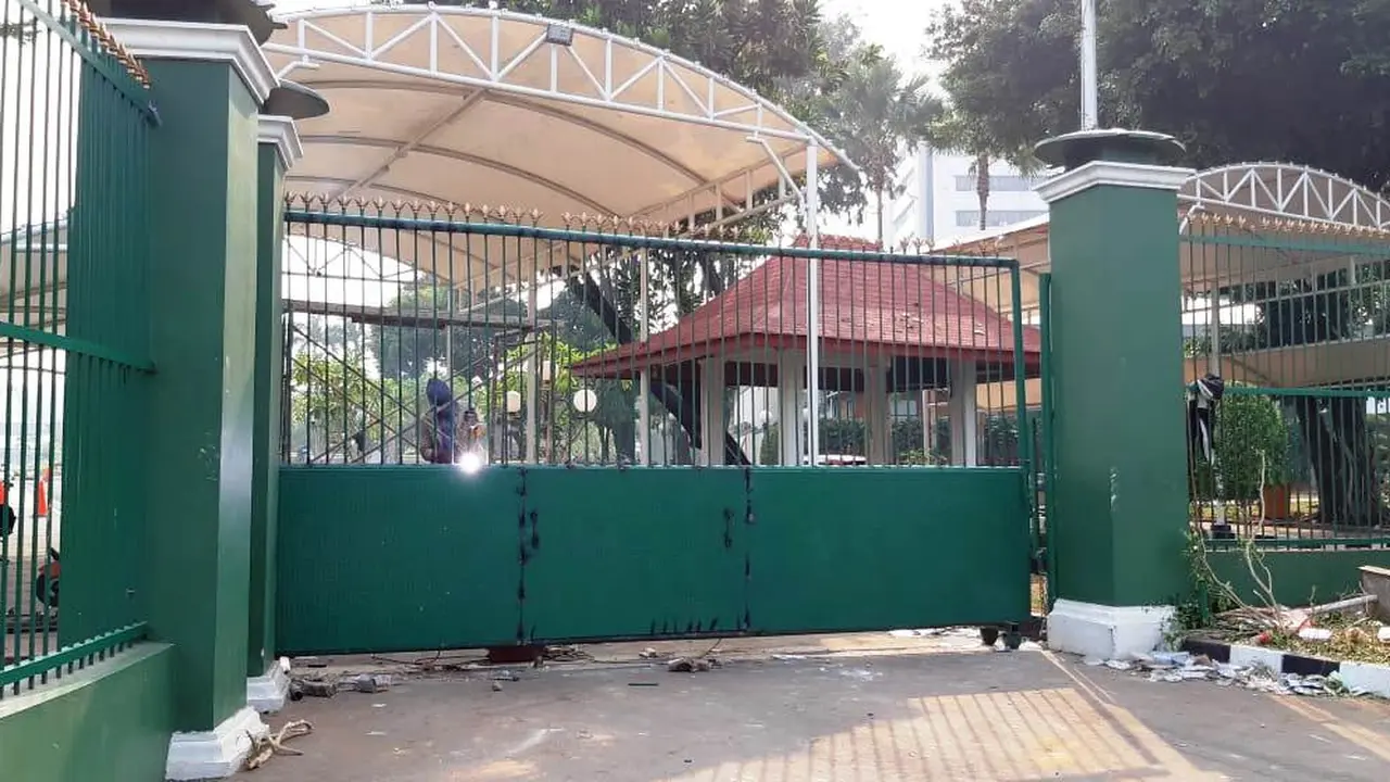 Pintu gerbang belakang gedung DPR yang dirusak saat demo mahasiswa diperbaiki, Rabu (25/9/2019) pagi