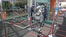 Pengunjung menjalani pemeriksaan sebelum masuk ke dalam Mall Margo City, Depok, Jawa Barat, Selasa (9/6/2020). Pusat perbelanjaan atau mal di Kota Depok akan mulai dibuka pada 16 Juni 2020 dengan menerapkan sejumlah aturan protokol kesehatan yang ketat. (Liputan6.com/Herman Zakharia)