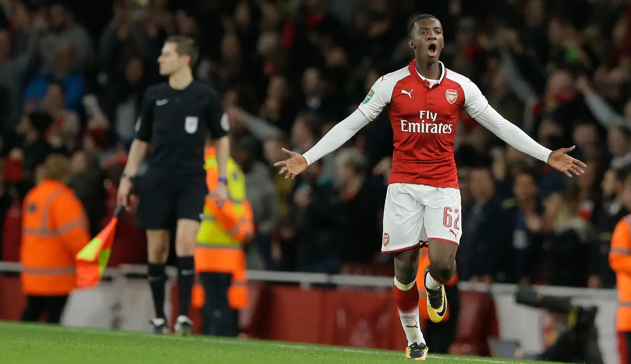 Pemain Arsenal Eddie Nketiah berselebrasi usai mencetak gol ke gawang Norwich City pada lanjutan Piala Liga Inggris di Emirates Stadium, Rabu (25/10). Pemain 18 tahun itu memborong gol Arsenal saat mengalahkan Norwich City 2-1. (AP/Alastair Grant)