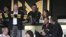 Duke of Sussex, Harry (kedua kanan) dan Los Angeles FC co-owner, Larry Berg (kiri) saat laga lanjutan Major League Soccer (MLS) antara Los Angeles FC melawan Inter Miami di Stadion BMO, Senin (04/09/2023) WIB. (AP Photo/Mark J. Terrill)