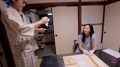 Berita video atlet badminton cantik asal Kanada, Michelle Li, belajar membuat mi khas Jepang, Soba.