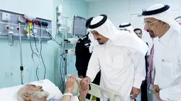 Raja Arab Saudi Salman Bin Abdulaziz Al Saud menjenguk jamaah haji laki laki yang menjadi korban tragedi crane di rumah sakit, Mekah, Arab Saudi. Raja akan terus menginvestigasi dan menyelidiki jatuhnya crane. (REUTERS/ Bandar al-Jaloud)