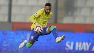 Pemain Brasil, Neymar, mengontrol bola saat melawan Peru  pada laga kualifikasi Piala Dunia 2026 zona CONMEBOL, Rabu, (13/9/2023). Tim Samba menang dengan skor tipis 1-0. (AP Photo/Martin Mejia)