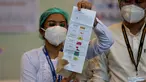 Seorang petugas Komisi Pemilihan Umum memperlihatkan surat suara dalam proses penghitungan pemilu multipartai di sebuah tempat pemungutan suara di Yangon, 8 November 2020. Myanmar sukses menyelesaikan pemungutan suara pemilu multipartai di seluruh negara tersebut pada Minggu (8/11). (Xinhua/U Aung)