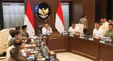 Menteri Koordinator Bidang Politik dan Keamanan (Menko Polkam) Djamari Chaniago didampingi Menteri Kehutanan Raja Juli Antoni dan Menteri Lingkungan Hidup M Jumhur Hidayat saat rapat koordinasi (rakor) penanganan kebakaran hutan dan lahan (karhutla) di Jakarta, Senin, 10 Agustus 2026. (KLY/Arie Basuki)