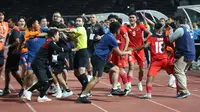 Sejumlah pemain dan official Timnas Indonesia U-22 bersitegang dengan pemain dan official Timnas Thailand U-22 pada laga final sepak bola SEA Games 2023 yang berlangsung di Olympic Stadium, Phnom Penh, Kamboja, Selasa (16/05/2023). (Bola.com/Abul Aziz)