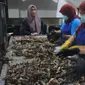 Tri Handayani sedang memantau proses pembuatan kerupuk kulit ikan patin yang dikerjakan karyawannya. Kerupuk kulitnya memiliki kisaran harga mulai dari Rp20.000 sampai Rp35.0000 per bungkusnya. (Foto: Liputan.com).