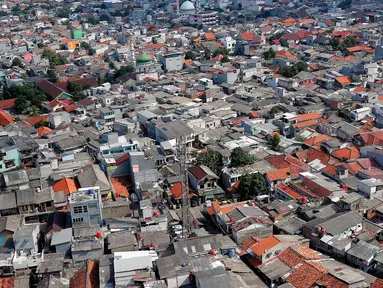Suasana kawasan pemukiman padat penduduk di Jakarta, Kamis (3/8/2023). Berdasarkan data World Population Review, jumlah penduduk Jakarta sudah mencapai 11.248.839 jiwa. (Liputan6.com/Angga Yuniar)