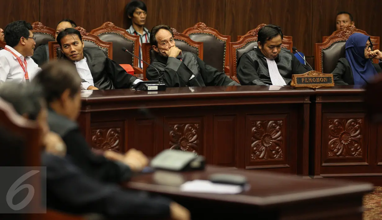 Pemohon uji materi saat mengikuti sidang putusan UU No Tahun 2015 tentang Pilkada di Gedung MK, Jakarta, Selasa (29/9). MK memperbolehkan daerah dengan calon tunggal untuk melaksanakan pilkada serentak pada Desember mendatang. (Liputan6.com/Faizal Fanani)