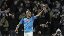 Pemain Napoli, Victor Osimhen, melakukan selebrasi setelah mencetak gol ke gawang Eintracht Frankfurt pada laga Liga Champions di Stadion Diego Armando Maradona, Kamis (16/3/2023). Napoli menang dengan skor 3-0. (AP Photo/Gregorio Borgia)