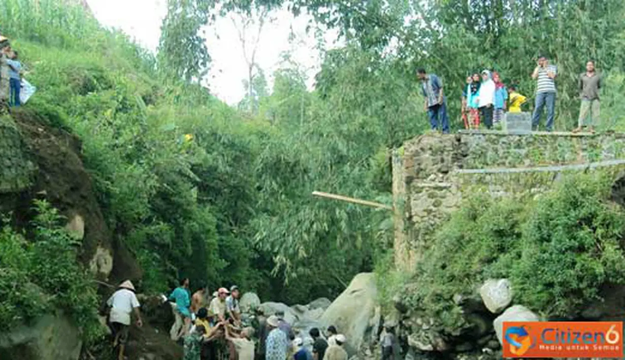Citizen6, Temanggung: Banjir bandang mengakibatkan jembatan penghubung dua desa, Desa Gunung Wuluh-Desa Canggal di Kecamatan Candiroto Temanggung terputus, Pukul 05.00 WIB, Kamis (21/4). Tidak ada korban jiwa, tapi kerugian mencapai ratusan juta rupiah. 