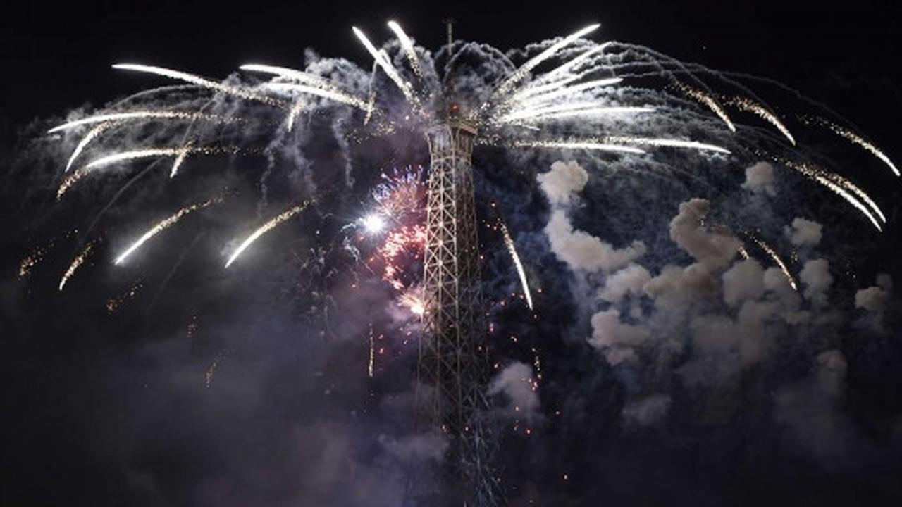 Rayakan Hari Bastille, Menara Eiffel terang benderang