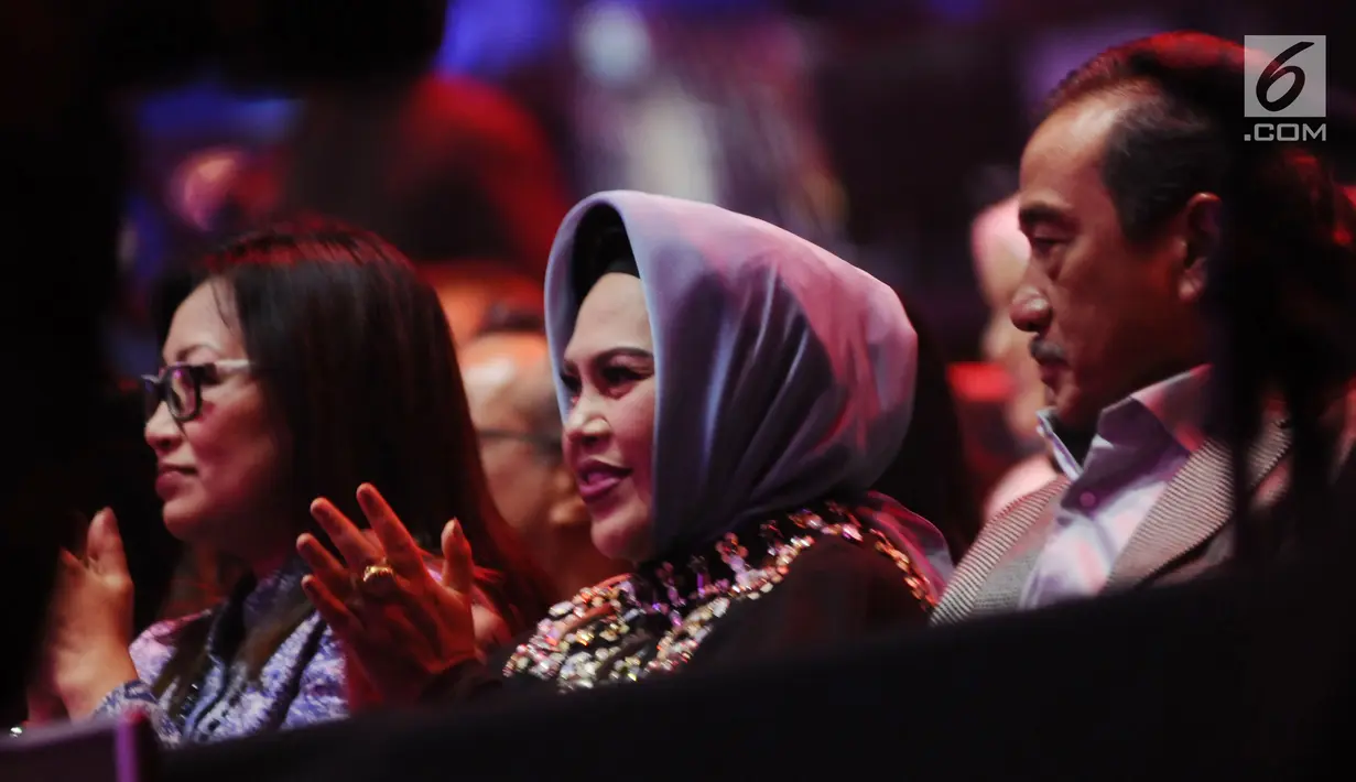 Penyanyi Hetty Koes Endang (tengah) saat menyaksikan Konser Raya 23 Tahun Indosiar di Jakarta Convention Centre, Kamis (11/1). Konser Raya 23 Tahun Indosiar di meriahkan sederet artis dan penyanyi. (Liputan6.com/Helmi Fithriansyah)