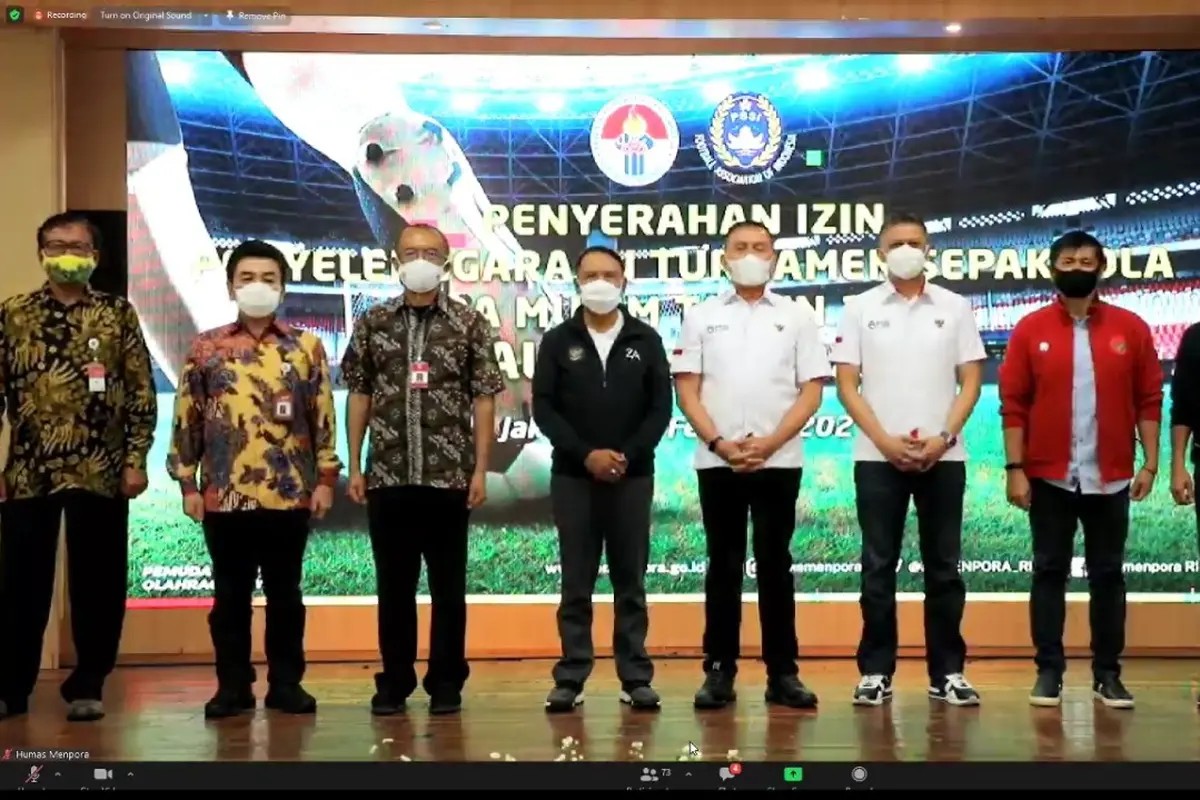 Penyerahan izin Piala Menpora dari Menpora Zainudin Amali kepada Ketua PSSI.