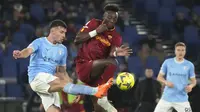 Bek Lazio, Nicolo Casale berebut bola dengan penyerang AS Roma, Tammy Abraham dalam pekan ke-27 Serie A 2022/2023 di Olimpico, Senin (20/03/2023) dini hari WIB. (AP Photo/Gregorio Borgia)