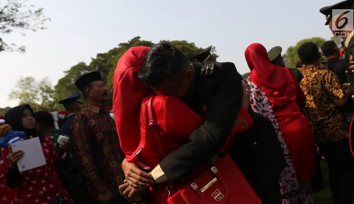 Perwira TNI-Polri memeluk orangtuanya usai dilantik Presiden Joko Widodo atau Jokowi di halaman Istana Merdeka, Jakarta Pusat, Selasa (16/7/2019). Jokowi melantik 781 perwira TNI-Polri di Istana Merdeka. (Liputan6.com/Angga Yuniar)