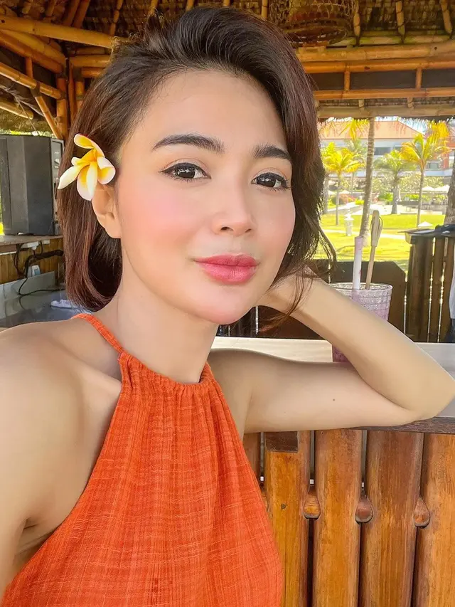 8 Potret Wika Salim Seksi Pakai Dress Mini di Pantai, Mulus Banget