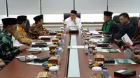 Menteri Agama Lukman Hakim Saifuddin rapat bersama delegasi Amirul Hajj Indonesia. (www.kemenag.go.id)