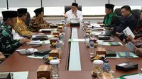 Menteri Agama Lukman Hakim Saifuddin rapat bersama delegasi Amirul Hajj Indonesia. (www.kemenag.go.id)