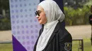 Zaskia Sungkar yang sudah lama menggeluti olahraga ini muncul dengan pakaian berkuda serba hitam putih. Penampilannya dilengkapi dengan hijab square warna putih yang dililit ke belakang. Penampilannya dipermanis dengan kacamata hitam yang hadir dengan strap panjang untuk menjaga matanya dari paparan sinar matahari, sekaligus mempertahankan penampilannya yang penuh gaya. [Dok/zaskiasungkar15]