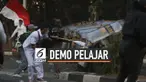 Demonstran menutup Jalan Tentara Pelajar, Jakarta. Mereka berniat menuju pintu belakang Gedung DPR, Jalan Gelora 1, Palmerah, Jakarta Pusat. Namun, polisi menahan mereka dengan menutup perempatan Jalan Tentara Pelajar dan Jalan Gelora 1.