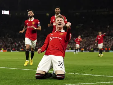 Gelandang Manchester United atau MU, Scott McTominay merayakan gol yang dicetaknya ke gawang Omonia Nicosia dalam laga matchday 4 fase grup Liga Europa 2022/2023 di Old Trafford, Jumat dini hari WIB (14/10/2022). Setan Merah, julukan lain MU, harus menunggu sampai menit akhir sebelum mengalahkan Omonia Nicosia. (Martin Rickett/PA via AP)