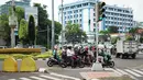 Pengendara sepeda motor melawan arus lalu lintas di perempatan lampu merah kawasan Gondangdia, Jakarta, Senin (29/4/2019). Para pengendara nekat melawan arus meski berpotensi menyebabkan kescelakaan. (Liputan6.com/Immanuel Antonius)