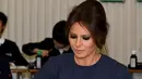 Ibu Negara AS Melania Trump menulis kanji saat menghadiri kelas kaligrafi di sekolah dasar Kyobashi Tsukiji, Tokyo (6/11). Melania Trump dan Akie Abe menulis huruf kanji yang berarti "Damai". (AFP Photo/Pool/Toshifumi Kitamura)