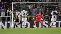 Daniel Fila dari Venezia merayakan gol pertama di laga Serie A kontra Juventus di Pier Luigi Penzo, Minggu, 25 Mei 2025. (Paola Garbuio/LaPresse via AP)