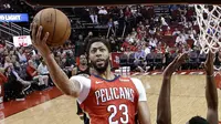 Pebasket New Orleans Pelicans, Anthony Davis, berusaha memasukan bola saat pertandingan melawan Houston Rockets pada laga NBA di Toyota Center, Minggu (25/3/2018). Rockets menang 114-91 atas Pelicans. (AP/Eric Christian Smith)