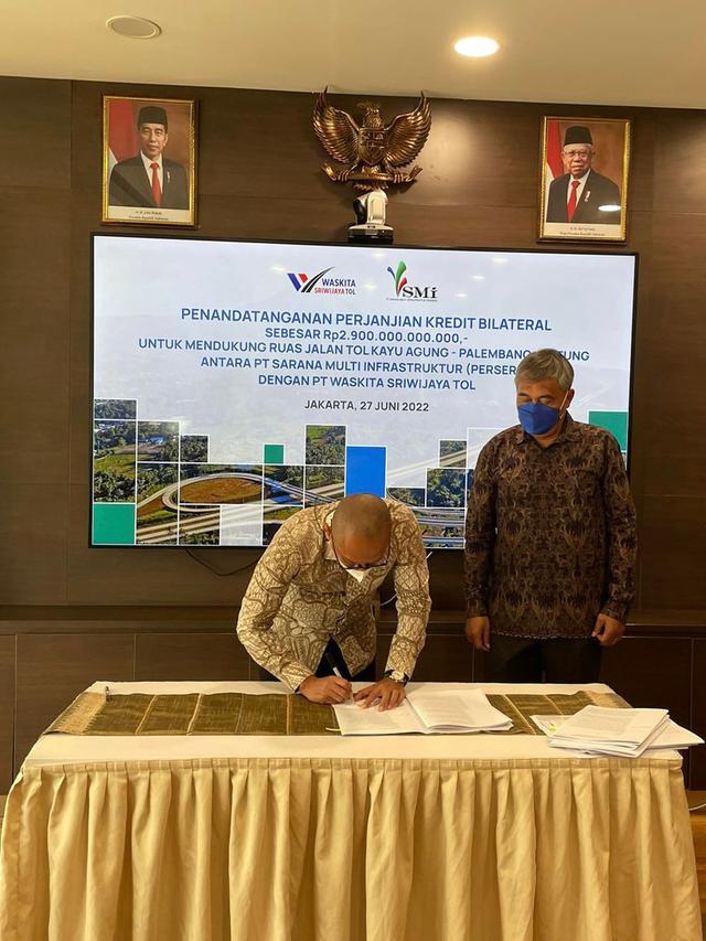 Penandatanganan perjanjian antara Direktur Utama Waskita Sriwijaya Tol Herwidiakto, dan Kepala Divisi Pembiayaan 2 PT SMI Eri Wibowo, yang mewakili Direktur Pembiayaan & Investasi PT SMI, di Kantor PT SMI, (27/6/2022).