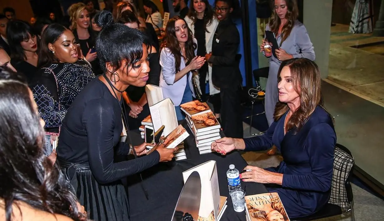 Ia pun kini menjadi seorang wanita bernama Caitlyn Jenner yang juga merilis buku mengenai perubahan dirinya. (instagram/caitlynjenner)