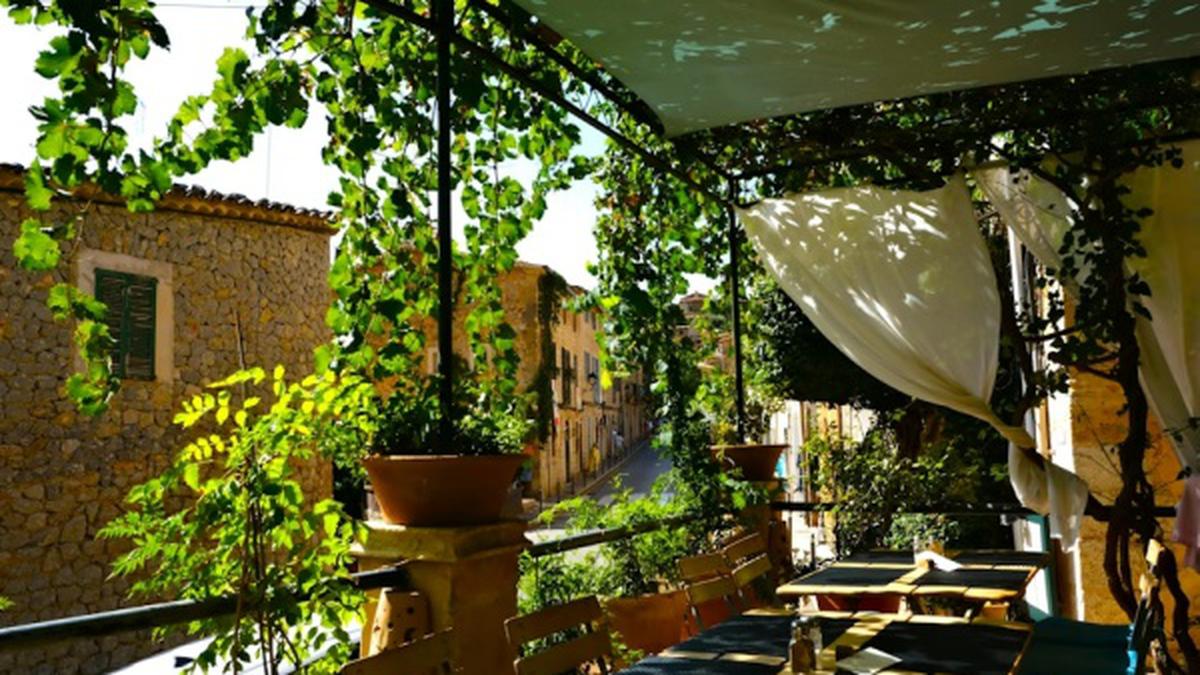 10 Teras Mini Modern untuk Santai di Hunian Perkotaan, Spot Rileksasi Favorit