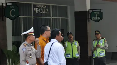 Suasana Rumah Duka Abadi yang menjadi tempat persemayaman dua terpidana mati Duo Bali Nine Andrew Chan dan Myuran Sukumaran, Jakarta, Rabu (29/4/2015). Sejumlah polisi tampak berjaga-jaga di sekitar lokasi. (Liputan6.com/JohanTallo)